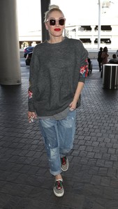 gwen-stefani-in-travel-outfit-departing-at-lax-airport-in-la-1.jpg