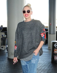 gwen-stefani-in-travel-outfit-departing-at-lax-airport-in-la-10.jpg