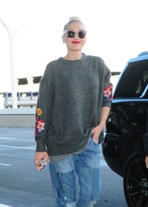 gwen-stefani-in-travel-outfit-departing-at-lax-airport-in-la-2.jpg