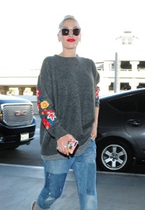gwen-stefani-in-travel-outfit-departing-at-lax-airport-in-la-3.jpg