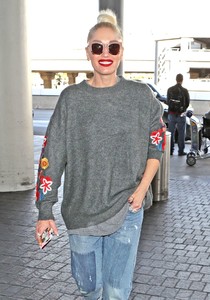 gwen-stefani-in-travel-outfit-departing-at-lax-airport-in-la-5.jpg