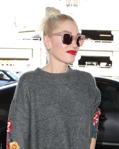 gwen-stefani-in-travel-outfit-departing-at-lax-airport-in-la-6.jpg