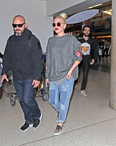 gwen-stefani-in-travel-outfit-departing-at-lax-airport-in-la-7.jpg