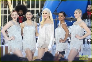 gwen-stefani-thanksgiving-parade-pre-taping-03.jpg