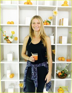 gwyneth-paltrow-goop-event-venice-01.jpeg