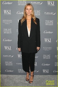 gwyneth-paltrow-naomi-campbell-arrive-in-style-for-wsj-innovators-awards-08.JPG