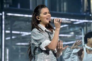 hailee-steinfeld-performs-live-at-american-music-awards-in-los-angeles-11-19-2017-5.thumb.jpg.24f433e05837dd711ebd4457b0998602.jpg