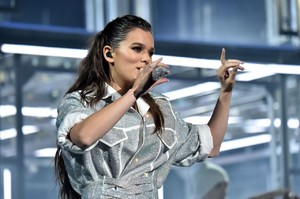 hailee-steinfeld-performs-live-at-american-music-awards-in-los-angeles-11-19-2017-6.thumb.jpg.b0106a7762869c245b0971cc3ed32ee0.jpg