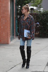 hailey-baldwin-14.jpg