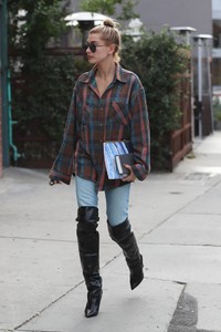 hailey-baldwin-16.jpg