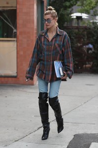 hailey-baldwin-17.jpg