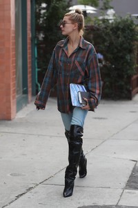 hailey-baldwin-18.jpg