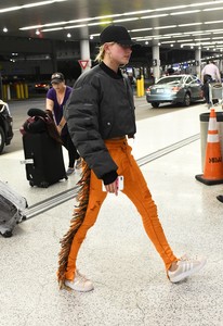 hailey-baldwin-at-miami-international-airport-112717-19.jpg