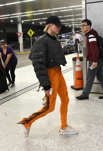 hailey-baldwin-at-miami-international-airport-112717-21.jpg