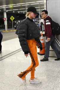 hailey-baldwin-at-miami-international-airport-112717-22.jpg