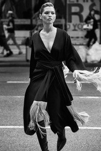 hannah_harpers_bazaar_21510167277.thumb.jpg.6c912d4cc7a7979ecd2533975cccc7ac.jpg