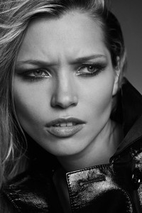 hannah_harpers_bazaar_51510167278.thumb.jpg.16639a497b9c1ed086c9131dd82339a4.jpg