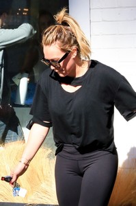 hilary-duff-leaving-the-gym-in-studio-city-111417-1.jpg