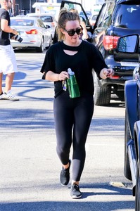 hilary-duff-leaving-the-gym-in-studio-city-111417-12.jpg