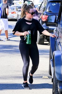 hilary-duff-leaving-the-gym-in-studio-city-111417-13.jpg