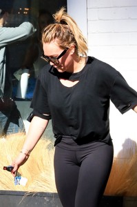 hilary-duff-leaving-the-gym-in-studio-city-111417-2.jpg