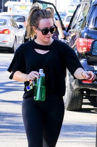 hilary-duff-leaving-the-gym-in-studio-city-111417-3.jpg