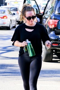 hilary-duff-leaving-the-gym-in-studio-city-111417-4.jpg