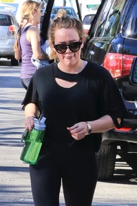 hilary-duff-leaving-the-gym-in-studio-city-111417.jpg