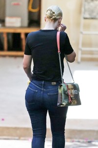 iggy-azalea-booty-in-jeans-visits-a-friends-house-in-hollywood-11-07-2017-0.jpg