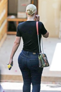 iggy-azalea-booty-in-jeans-visits-a-friends-house-in-hollywood-11-07-2017-1.jpg