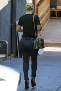 iggy-azalea-booty-in-jeans-visits-a-friends-house-in-hollywood-11-07-2017-3.jpg