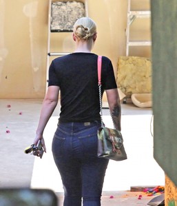 iggy-azalea-booty-in-jeans-visits-a-friends-house-in-hollywood-11-07-2017-7.jpg