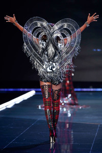 jasminetookes_victoriassecretfashionshow2017-24.jpg