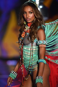 jasminetookes_victoriassecretfashionshow2017-30.jpg