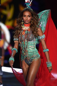 jasminetookes_victoriassecretfashionshow2017-31.jpg