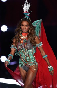 jasminetookes_victoriassecretfashionshow2017-32.jpg