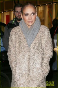 jennifer-lopez-alex-rodriguez-keep-bundled-up-in-nyc-01.jpg