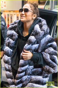 jennifer-lopez-alex-rodriguez-keep-bundled-up-in-nyc-04.jpg