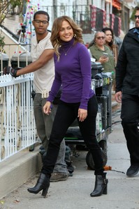 jennifer-lopez-waving-to-fans-on-the-set-of-second-act-in-new-york-11317-1.jpg