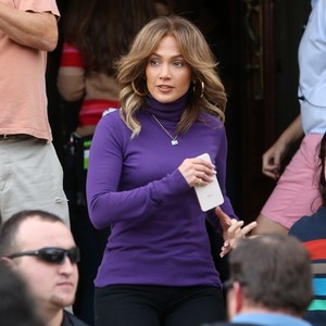 jennifer-lopez-waving-to-fans-on-the-set-of-second-act-in-new-york-11317-10.jpg