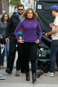 jennifer-lopez-waving-to-fans-on-the-set-of-second-act-in-new-york-11317-14.jpg
