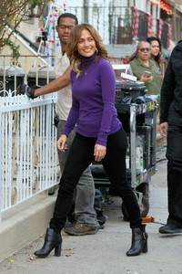jennifer-lopez-waving-to-fans-on-the-set-of-second-act-in-new-york-11317-2.jpg