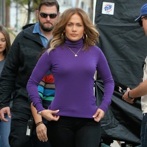 jennifer-lopez-waving-to-fans-on-the-set-of-second-act-in-new-york-11317-7.jpg