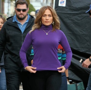 jennifer-lopez-waving-to-fans-on-the-set-of-second-act-in-new-york-11317-8.jpg