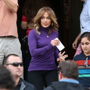 jennifer-lopez-waving-to-fans-on-the-set-of-second-act-in-new-york-11317-9.jpg