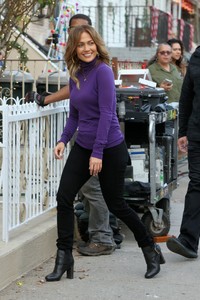 jennifer-lopez-waving-to-fans-on-the-set-of-second-act-in-new-york-11317.jpg