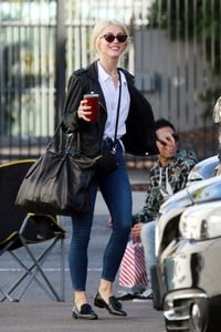 julianne-hough-leaving-a-dance-studio-in-la-111717-5.jpg