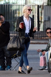 julianne-hough-leaving-a-dance-studio-in-la-111717-8.jpg