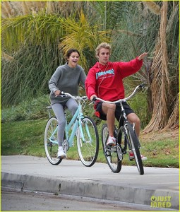 justin-bieber-selena-gomez-bike-ride-together-01.jpg