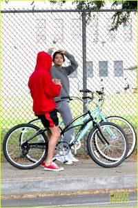 justin-bieber-selena-gomez-bike-ride-together-03.jpg